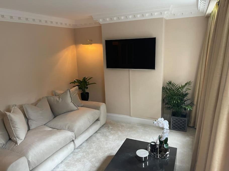 Newly Refurbished Apartment, Near Station & River London Exterior foto